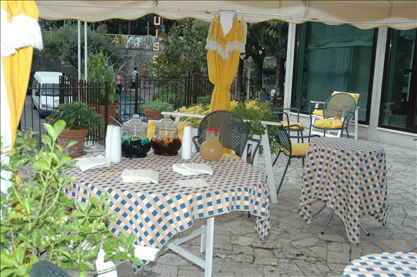 Vendesi hotel *** stelle con 35 camere-Rich.800.000 euro