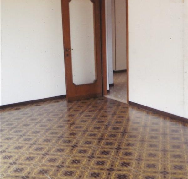 Vendesi appartamento di circa 132 mq a piano primo con ascensore garage di 21 mq e cantina.